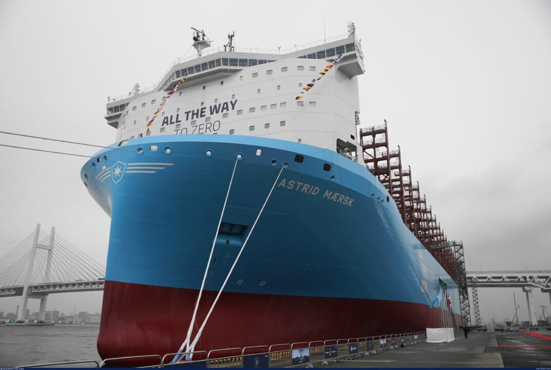 A Maersk lançou o segundo navio porta-contêineres movido a metanol do mundo em Yokohama, Japão. O Astrid Maersk faz parte de uma encomenda de 18 navios, impulsionando a transição para uma indústria marítima mais sustentável.