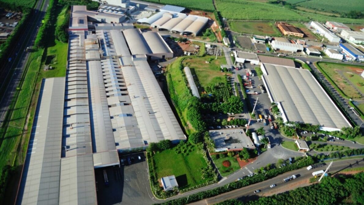 Piracicaba recebe investimentos de R$ 750 milhões da Koppert do Brasil e Lef Cerâmica, gerando 900 vagas de emprego. A Koppert construirá uma fábrica de defensivos agrobiológicos, enquanto a Lef Cerâmica expandirá sua produção.