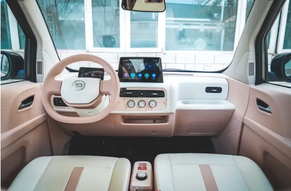 Montadora salva da falência pela dona da Volvo anuncia lançamento de carro elétrico por valor equivalente a R$ 22 mil (31.900 yuans)