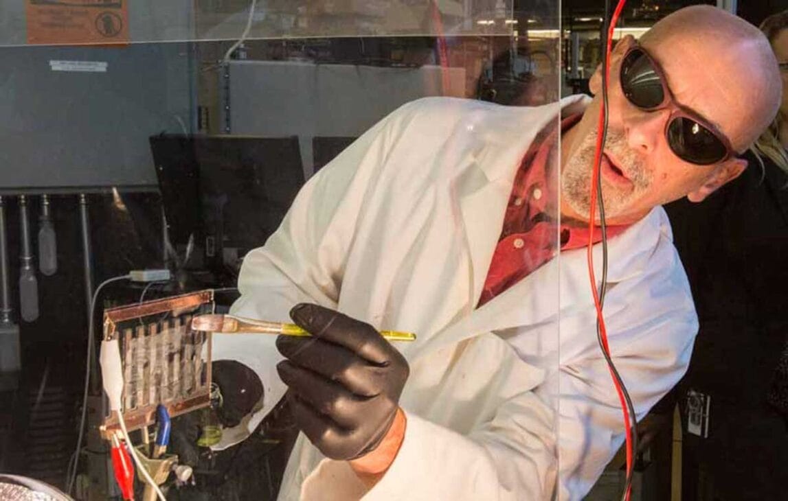Cientista pintando una superficie de vidrio con la tinta perovskita. Fuente de la imagen: nrel.gov