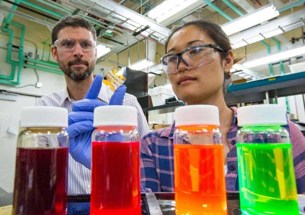 Cientistas que ayudaron el NREL a establecer un nuevo récord de eficiencia de 13,4% para una célula solar de puntos cuánticos. Fuente de la imagen: nrel.gov