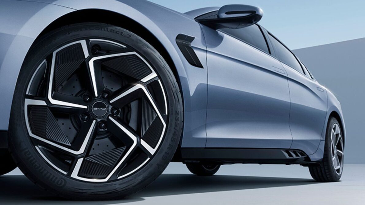 BYD Seal 2024 redefine os padrões de sedans elétricos com seu design inovador, potência de 530 cavalos, autonomia superior de mais de 500 km por carga, e um preço competitivo comparável ao de carros populares como o Honda Civic