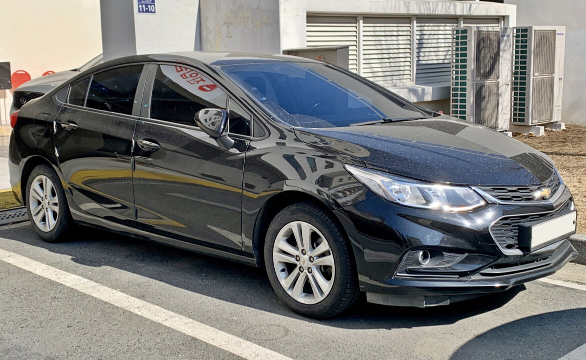 Por R$ 55 mil, Chevrolet Cruze com motor 1.8 16V desbanca sedãs atuais no mercado automotivo brasileiro 