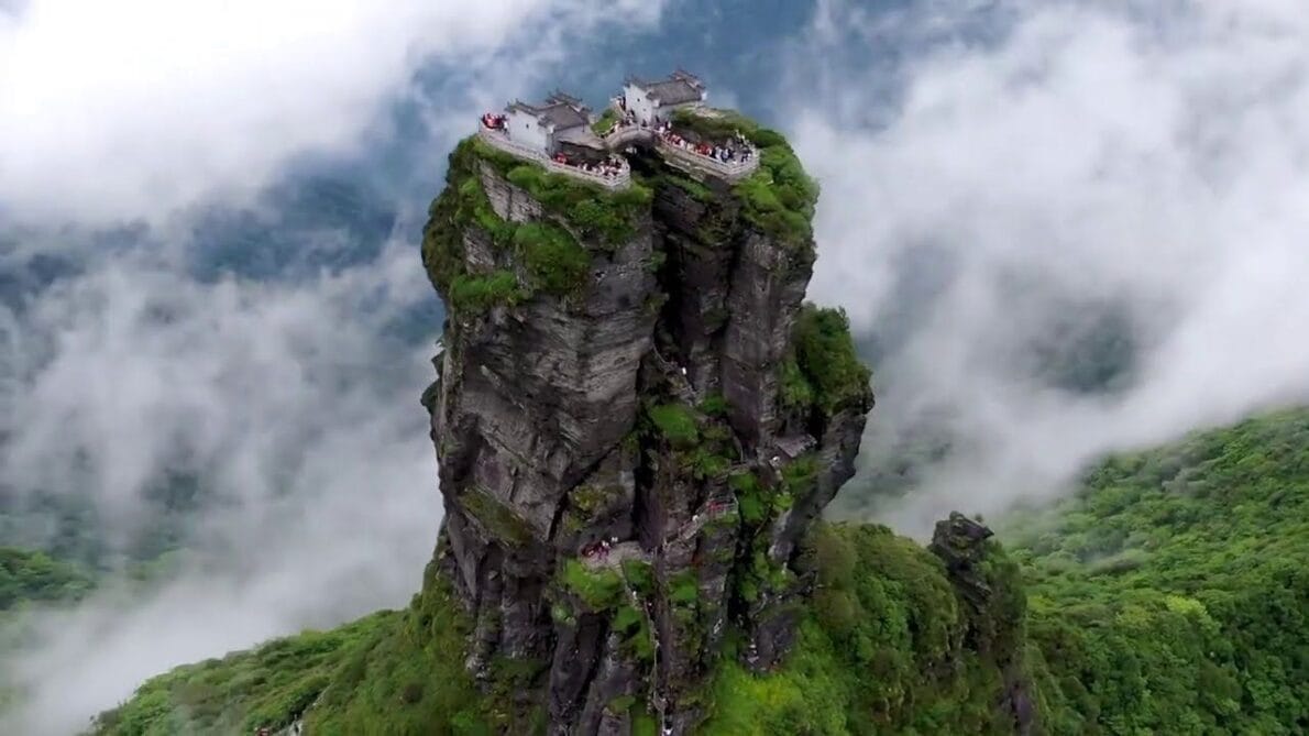 Construções mais remotas do planeta: edificações que desafiam os limites da engenharia ao serem erguidas em locais praticamente inacessíveis, longe da civilização e cercadas por condições extremas