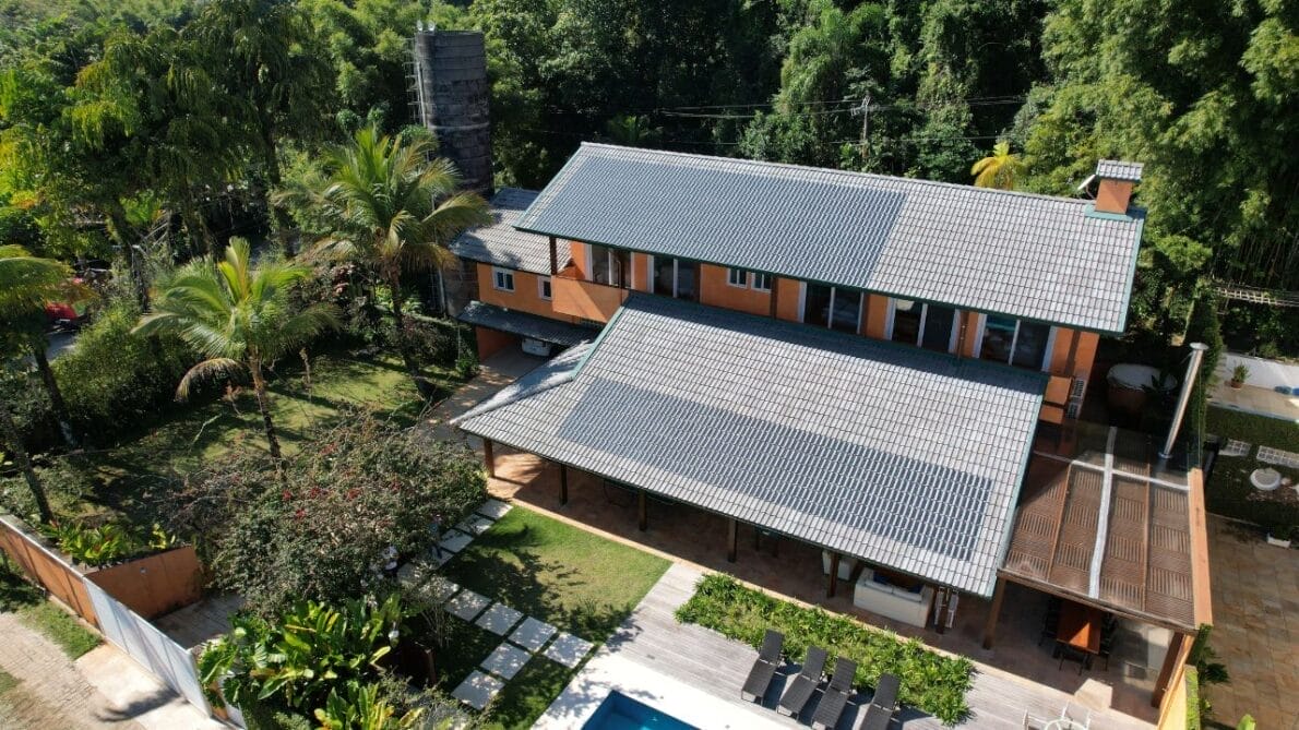 Entenda como calcular a quantidade de telhas solares necessárias para se livrar dos custos com energia elétrica