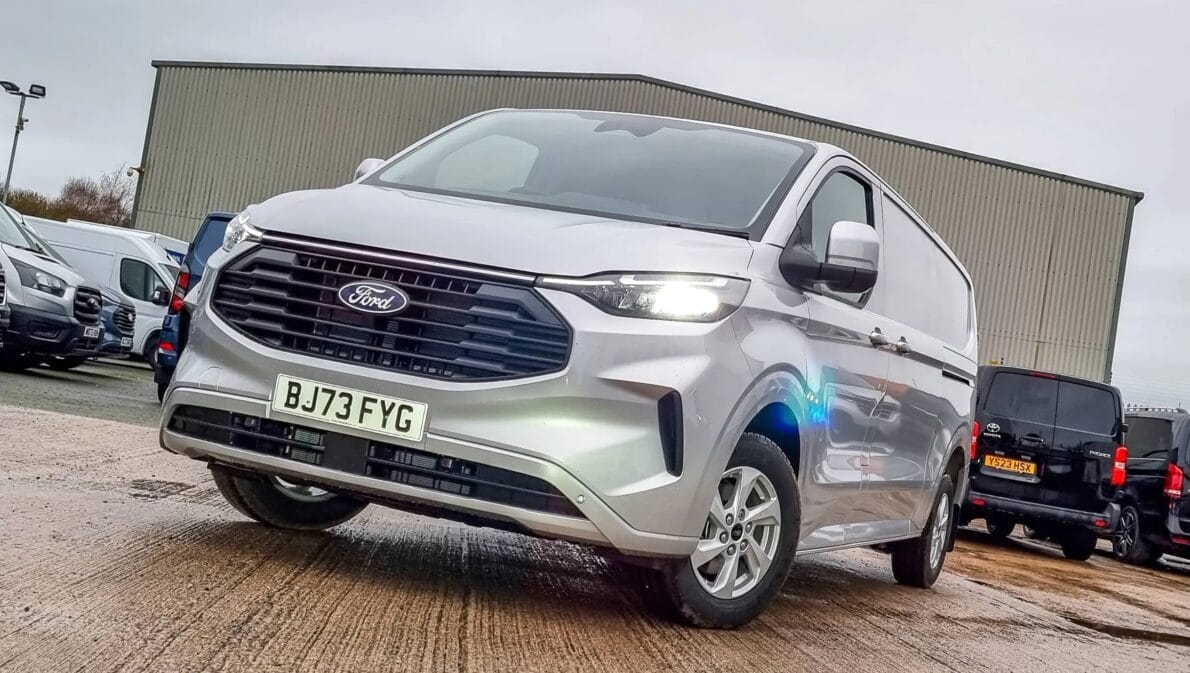 Furgão elétrico Ford E-Transit chega ao mercado brasileiro com autonomia de até 317 km e 269 cv de potência