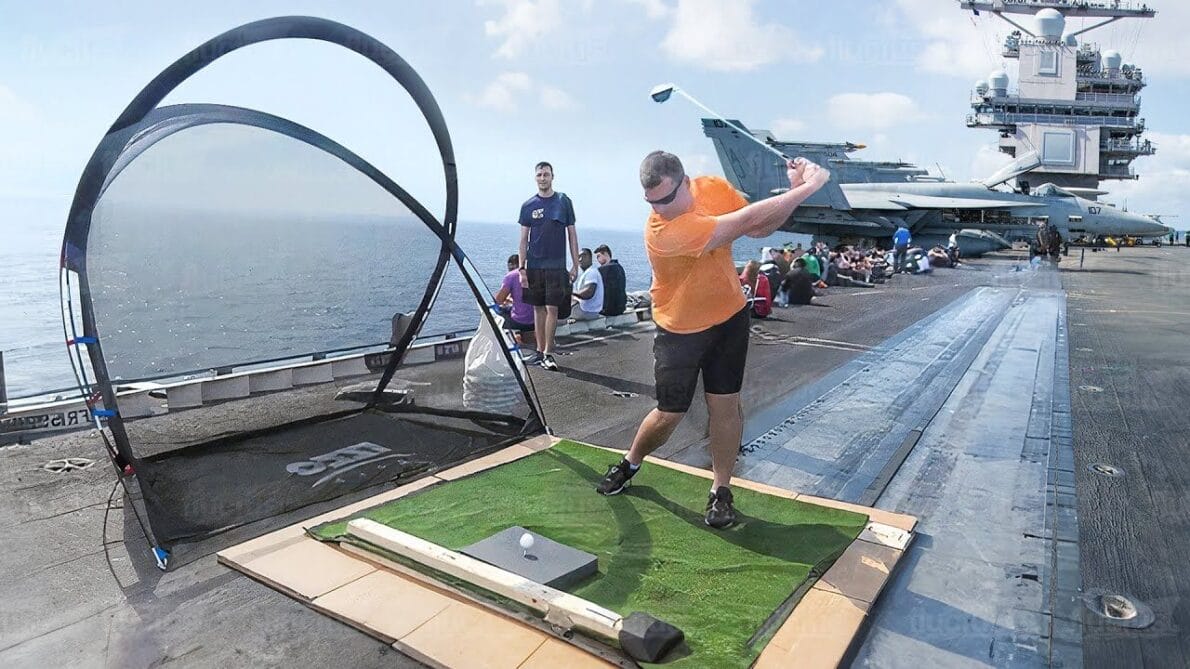 Marinheiros de um porta-aviões dos EUA passam meses no mar, realizando uma variedade de atividades para manter a operação e a moral; como eles preenchem seus dias em uma cidade flutuante?