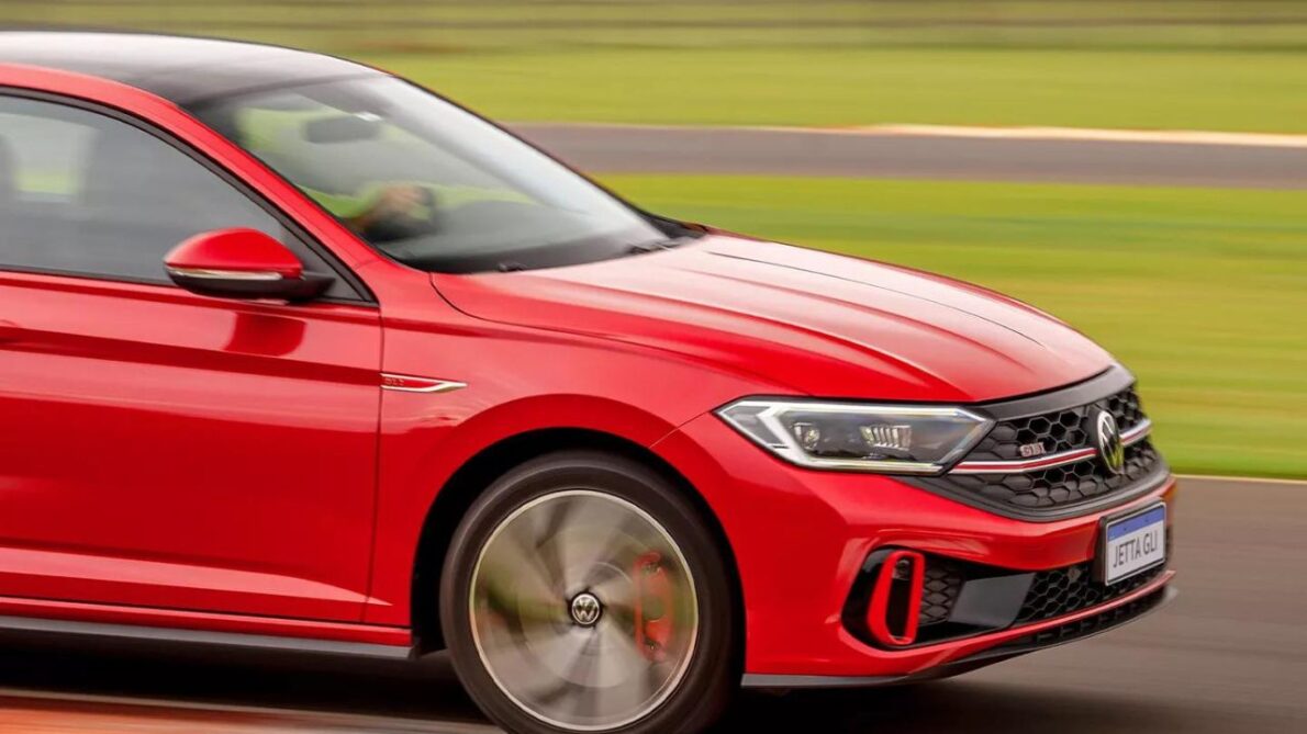 Volkswagen Jetta GLI 2024: o que muda? Preço, chegada e comparação com BMW 320i