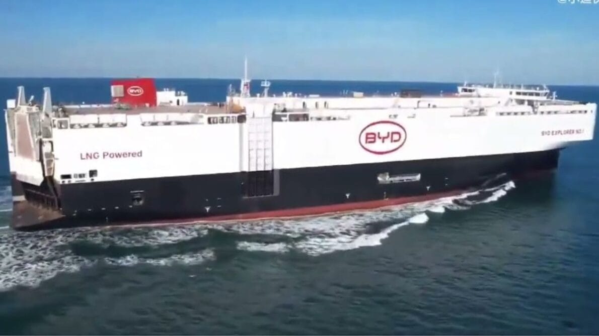 O navio da BYD chegou ao Brasil, trazendo milhares de carros elétricos para nossas terras; entenda como essa estratégia inovadora está moldando o futuro do transporte automotivo