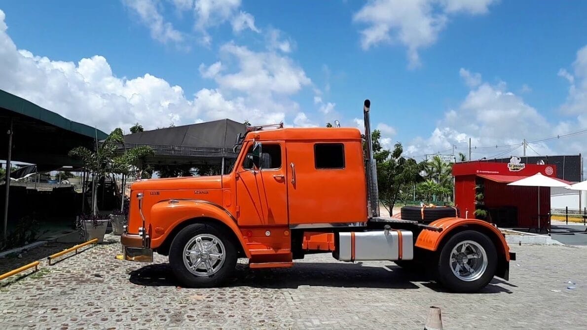 Os caminhões da série Scania Jacaré marcaram história nas estradas brasileiras, desafiando a Mercedes e conquistando respeito