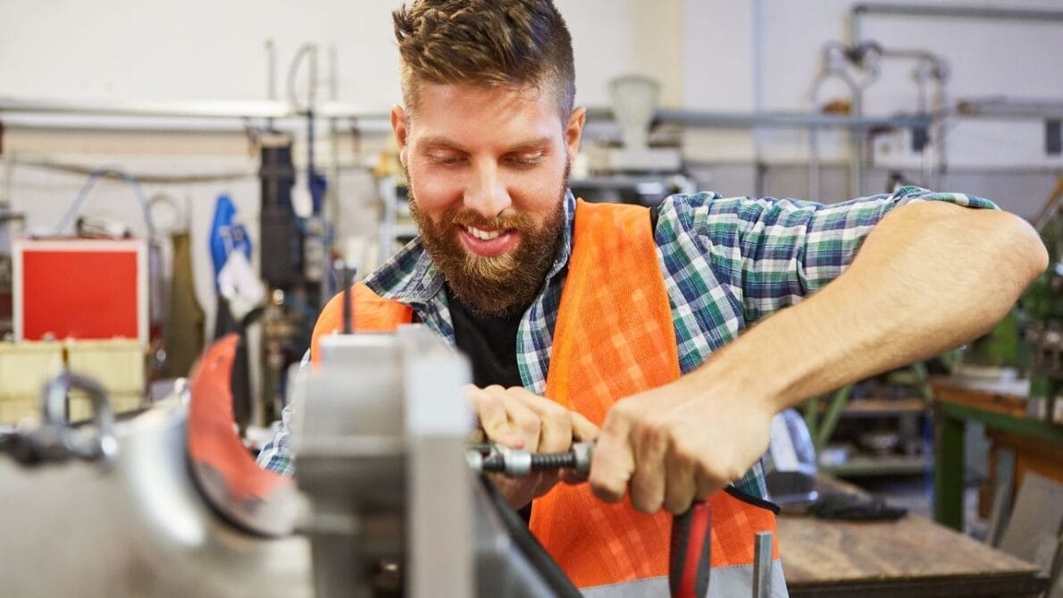 Currículo pelo Whatsapp! Casa do Serralheiro abre 60 oportunidades de emprego