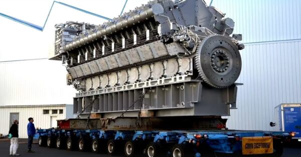 Motor - navio - navio cargueiro - transporte - maritimo