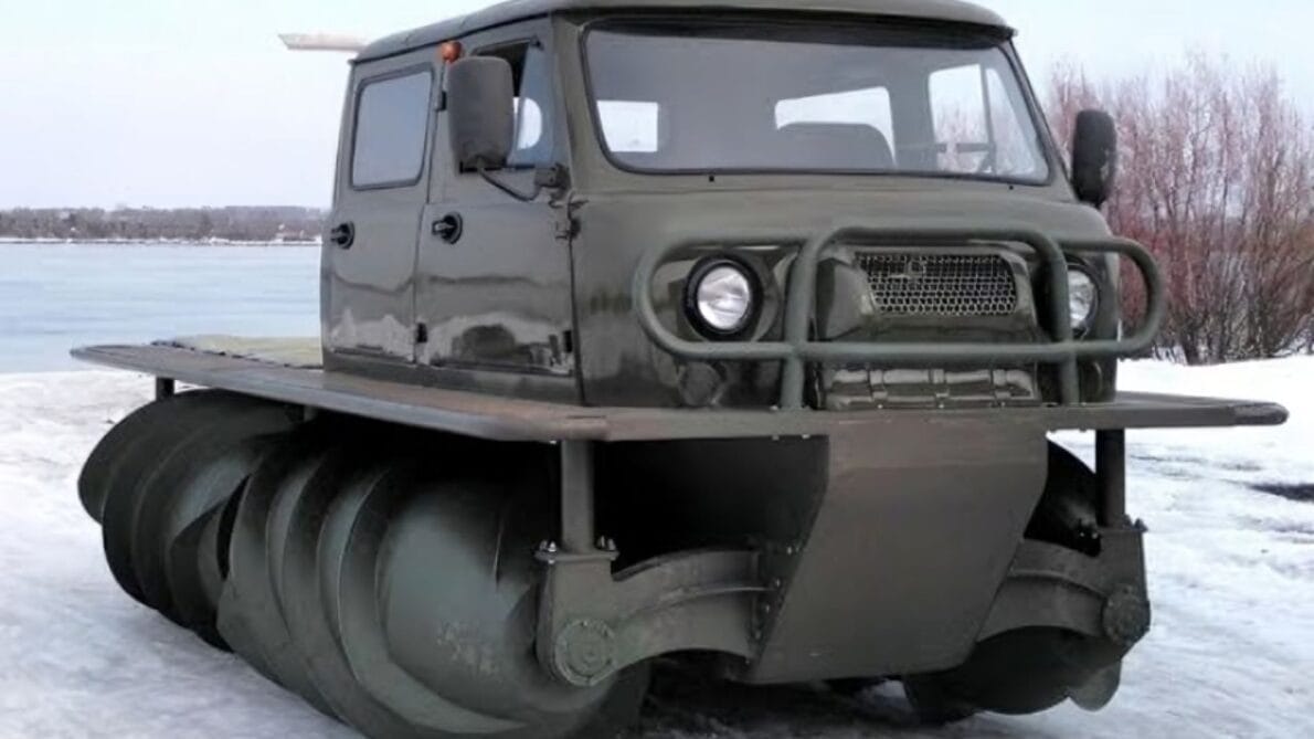 La propulsión de tornillo, con su motor innovador, revoluciona la locomoción en terrenos difíciles, probando que nada puede detenerla.