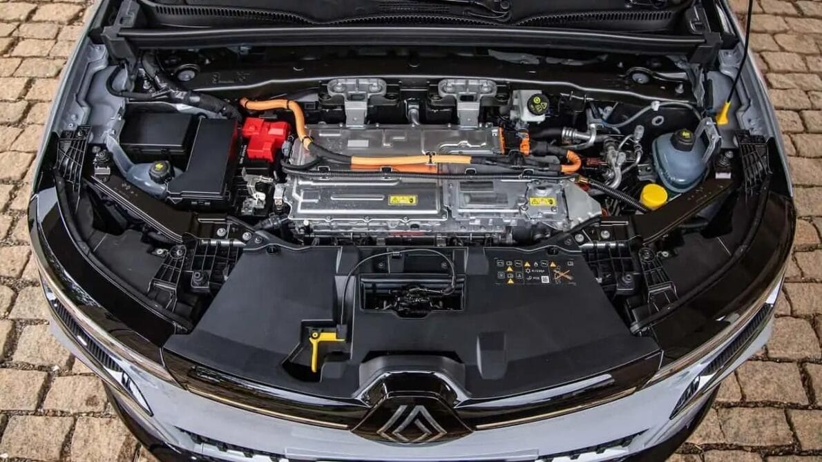 Saudi Aramco invierte pesado en motores de combustión y cree en demanda eterna, mientras los coches eléctricos desaceleran