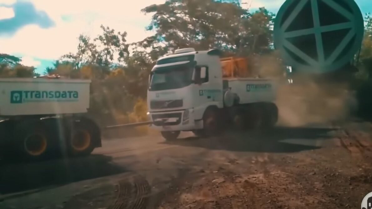 Seis camiones fueron necesarios para el transporte de carga gigantesca de más de 500 toneladas en una operación histórica en Brasil involucrando a Petrobras