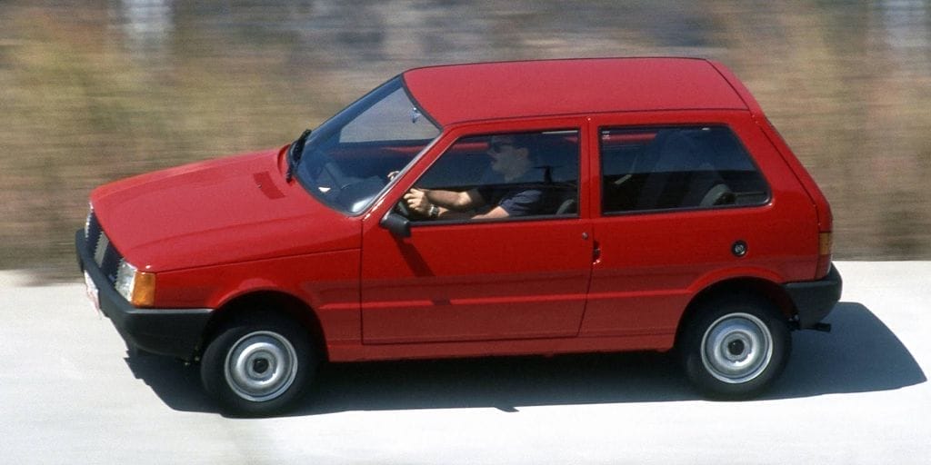 Trinta anos após o Plano Real, veja como a inflação impactou os preços de carros populares como Uno, Gol e Corsa. A transformação é surpreendente! (Imagem: reprodução)