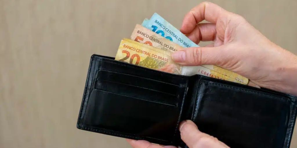 Descubra quais cédulas e moedas podem valer até R$ 2 mil e como lucrar com a venda dessas raridades colecionáveis. (Imagem: reprodução)
