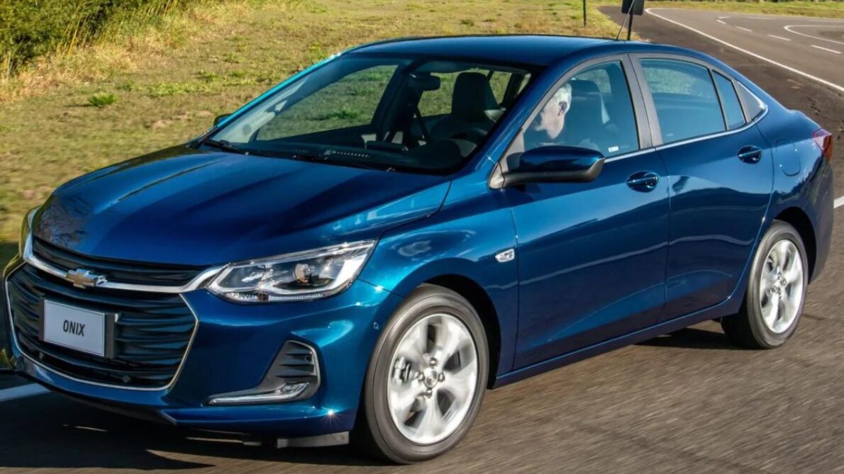 En la disputa de los sedanes compactos, ¿quién se lleva lo mejor: Fiat Cronos Precision 2023 o Chevrolet Onix LTZ 2023?