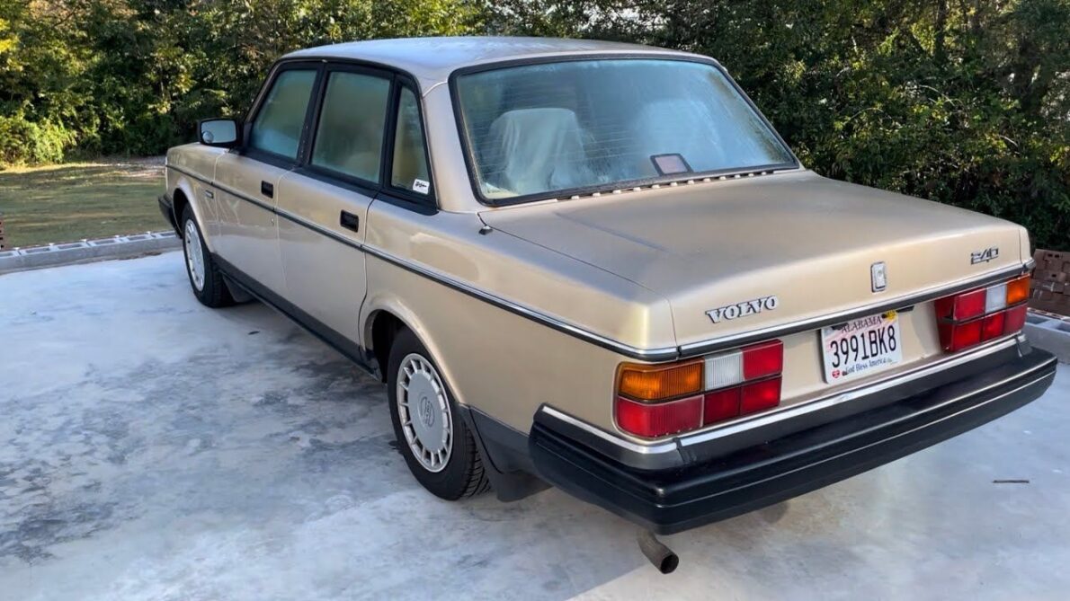 Volvo 240 y Su Icónico Motor Redblock Desafían el Tiempo, Acelera de 0 a 100 km/h en Solo 9 Segundos y Va Más Allá de un Coche de Profesor de Matemáticas