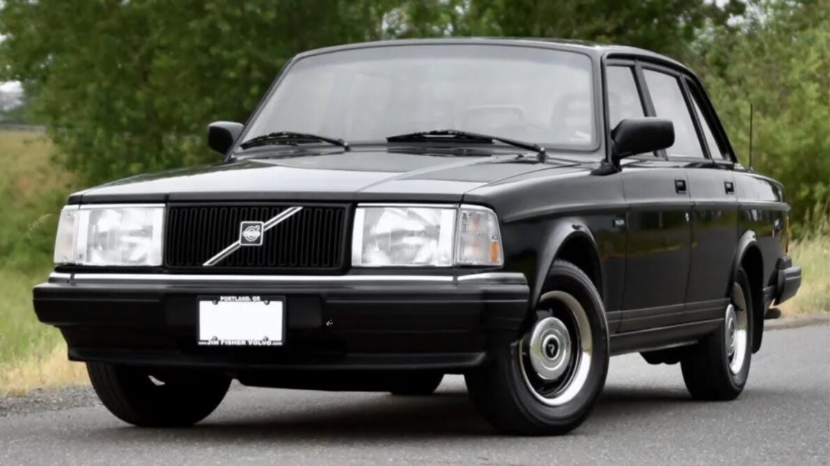 Volvo 240 y Su Icónico Motor Redblock Desafían el Tiempo, Acelera de 0 a 100 km/h en Solo 9 Segundos y Va Más Allá de un Coche de Profesor de Matemáticas