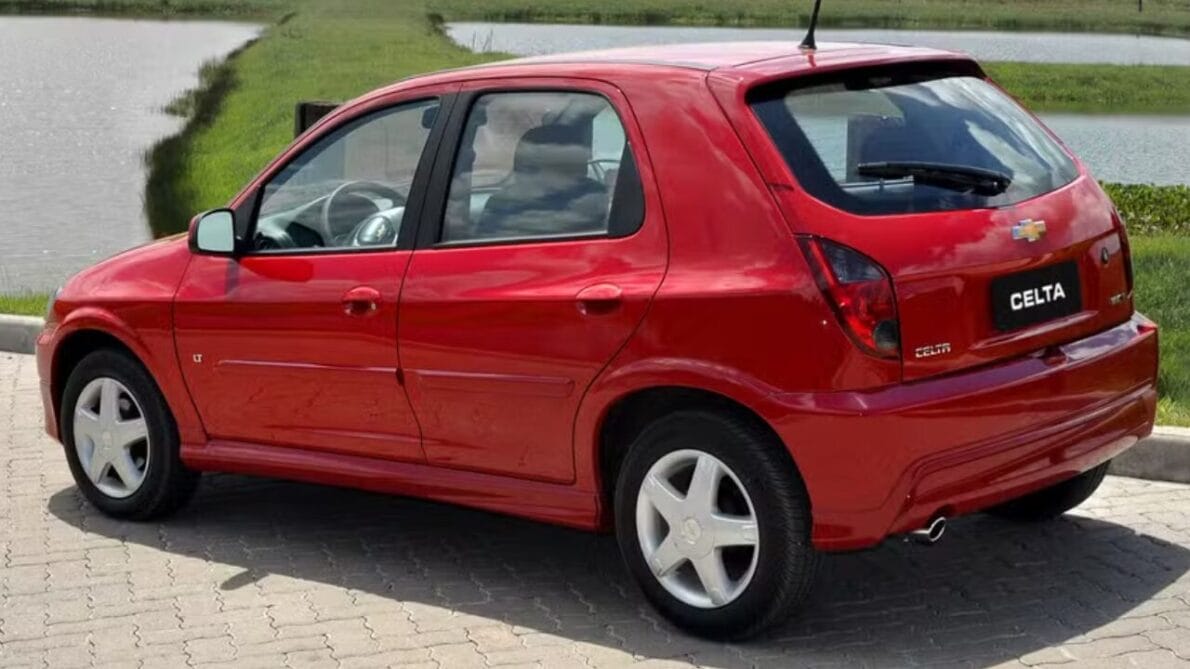 Chevrolet Celta LT 2012: uma análise detalhada do carro compacto, incluindo ficha técnica, design e pontos de interesse.