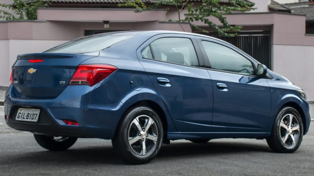 O Chevrolet Prisma G2, lançado em 2013, trouxe melhorias no design e tecnologia, mantendo sua popularidade no mercado de carros sedãs compactos.