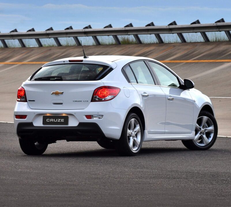 Con el fin de la producción y ventas del Cruze, Chevrolet oficializa la retirada del modelo en sus versiones sedan y hatch en el mercado brasileño, cerrando una era de más de una década