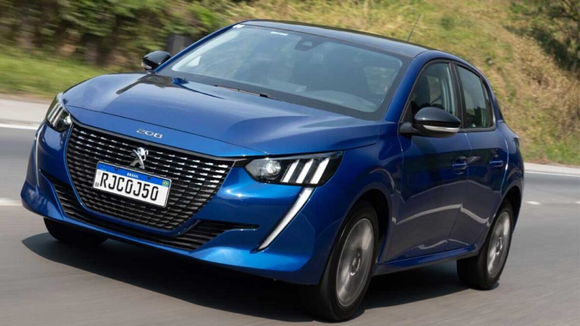 Desvendando os principais obstáculos que impedem o Peugeot 208 de emplacar nas vendas: motor, preços, espaço interno e reputação.