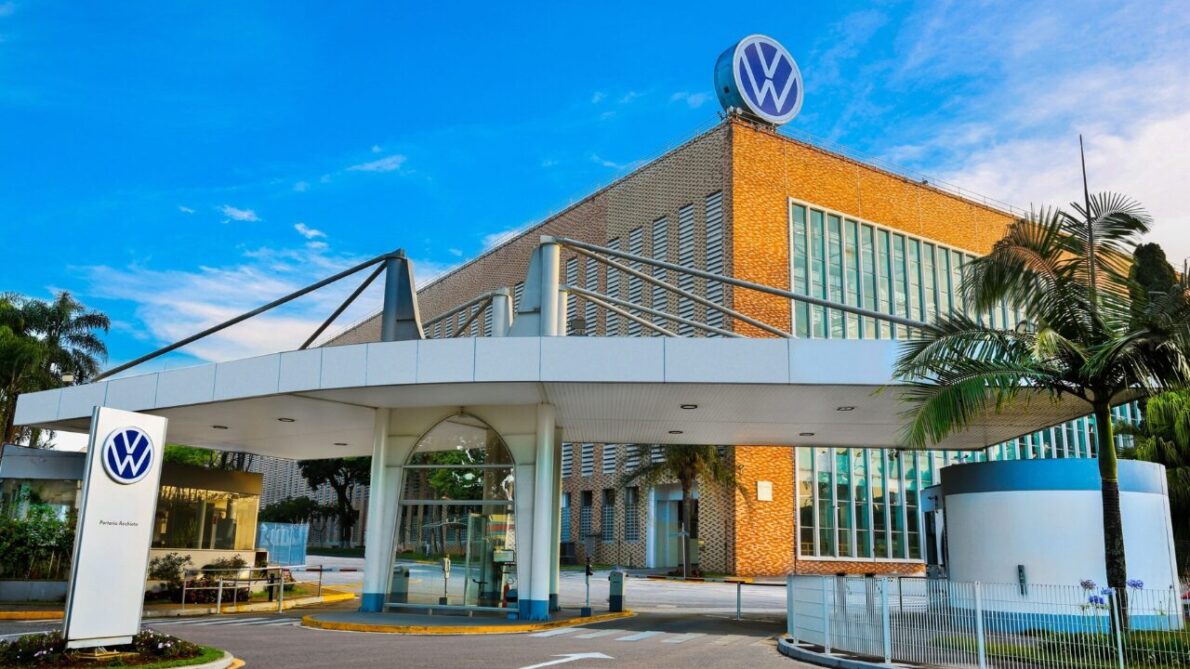 Volkswagen anuncia R$ 13 bilhões em investimentos para modernizar fábricas em São Paulo, com foco na eletrificação de veículos.