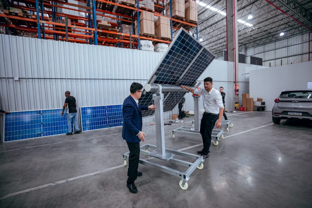 Empresa china Arctech Solar llega de sorpresa e inaugura nueva fábrica en el sector de energía renovable en Brasil con promesa de generar 300 nuevos empleos