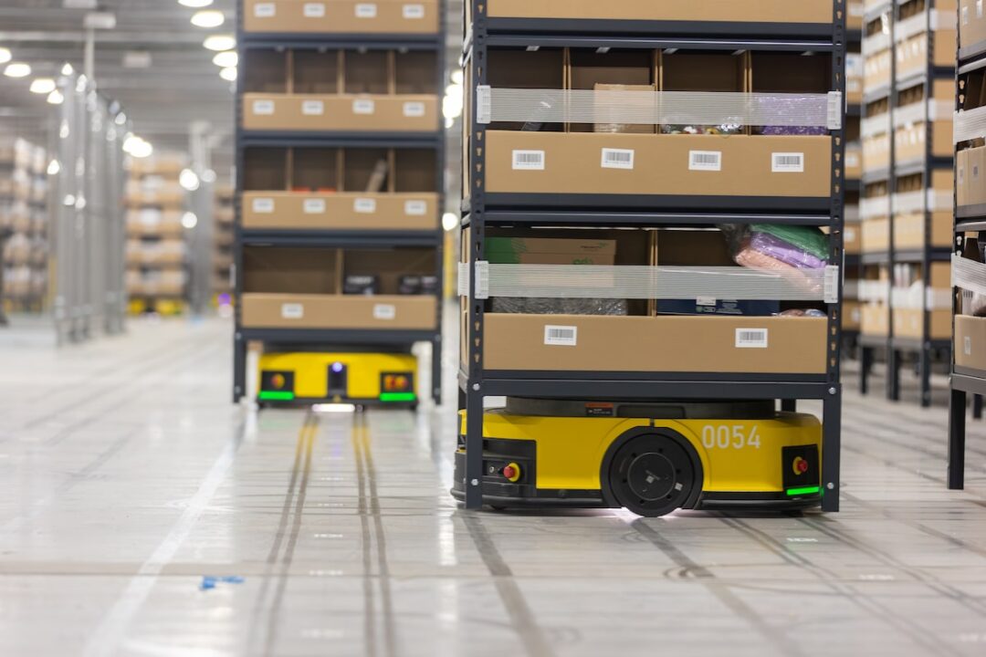 Fin de la era del trabajo manual: Mercado Libre comienza a usar robots que trabajan 8 horas seguidas, cargan 600 kg y separan más de 80 mil paquetes por día!