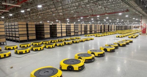 Fim da era do trabalho braçal: Mercado Livre começa a usar robôs que trabalham 8 horas seguidas, carregam 600 kg e separam mais de 80 mil pacotes por dia! 