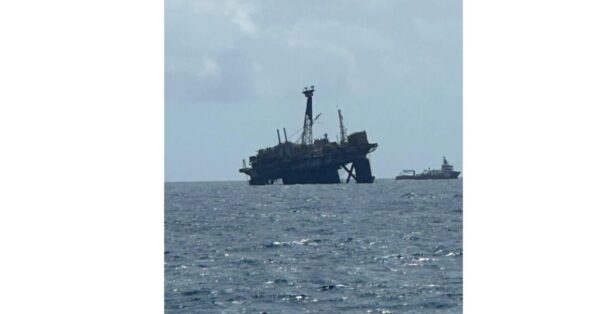 plataforma de petróleo P-19 Petrobras adernada na Bacia de Campos em setembro de 2024