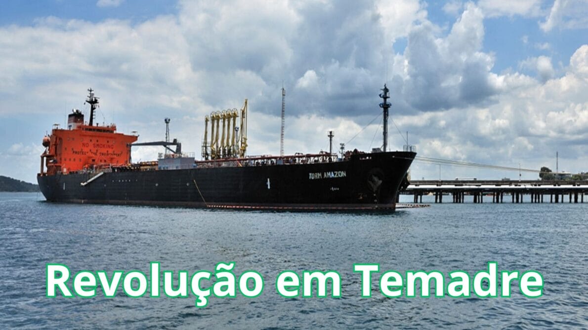 Navio atracado no Terminal de Madre de Deus