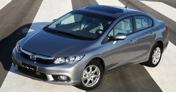 Custando R$ 40 mil, Honda New Civic ainda faz história no mercado de sedãs ao esbanjar consumo de 18,3 km/L
