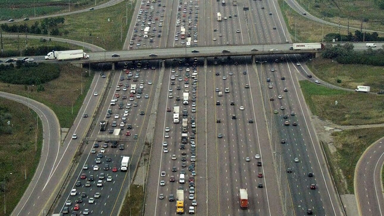 Autopista con 18 carriles enfrenta congestión diaria. Gobierno canadiense propone túneles subterráneos, pero el proyecto divide opiniones.