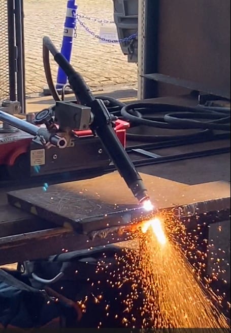 Máquina de corte a plasma operando sobre uma chapa de metal. Foto: Divulgação Hypertherm