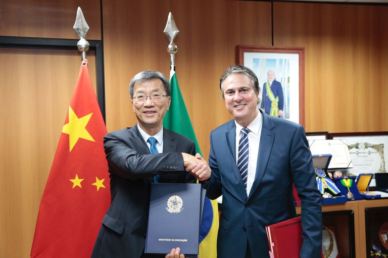 Português, China, Brasil