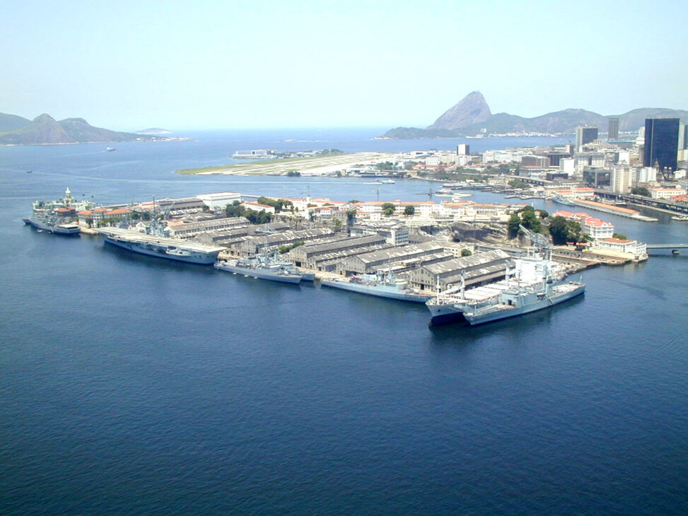 Construido en el Arsenal de Marina de Río de Janeiro (AMRJ), la construcción del quinto barco patrullero clase Macaé refuerza la recuperación de la capacidad naval brasileña, moviendo más de 11 toneladas al inicio del proyecto.