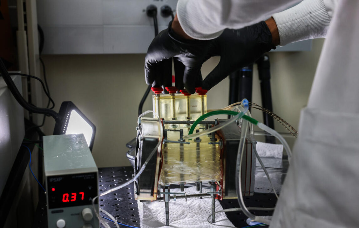 Nueva tecnología solar que captura agua del aire genera hasta 11 litros por metro cuadrado y promete revolucionar regiones áridas