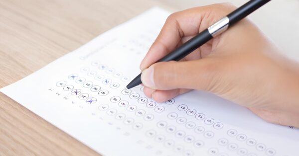 Prefeitura abre processo seletivo com mais de 400 vagas + salários de R 2.819,57 para funções como Auxiliar de Serviços Gerais, Cozinheira, Assistente Administrativo e Motorista