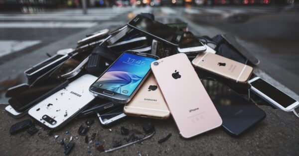 Fim de uma era: 10 celulares populares, com destaque para Samsung e Apple, deixam o mercado em 2024 e surpreendem consumidores 