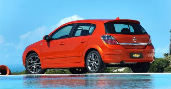 Quer um carro completo por menos de R$ 30 mil? Chevrolet Vectra é o Hatch perfeito da GM, com conforto, potência e autonomia de 307 km 