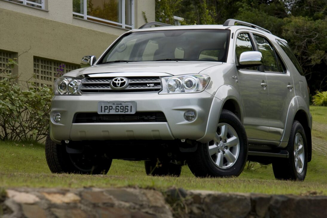 El Toyota SW4 o Toyota Fortuner es un utilitario deportivo 4x4 de tamaño mediano de Toyota. El Toyota Fortuner y el Toyota 4Runner se llaman Hilux SW4 en Brasil.