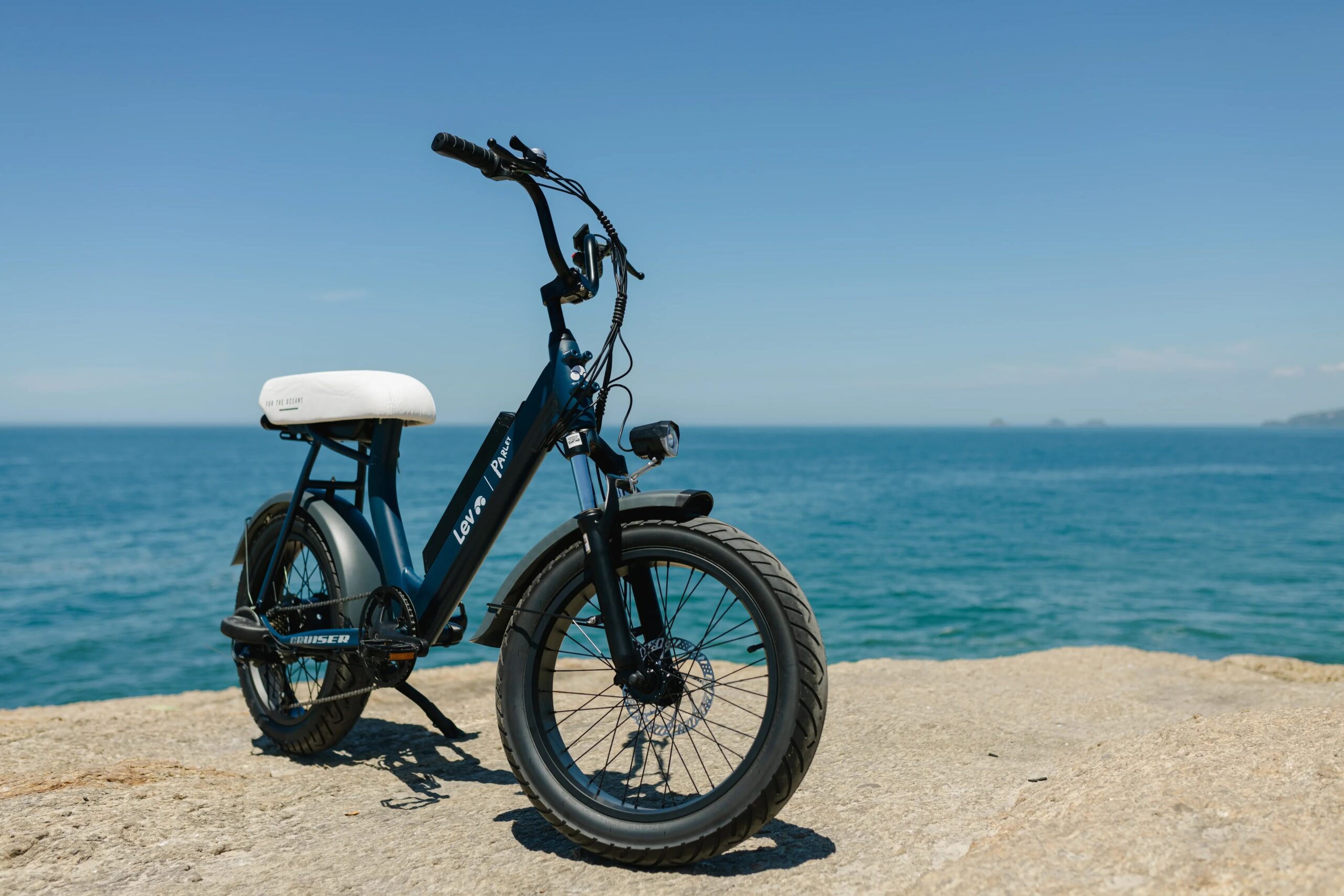 Bicicleta elétrica feita de fibra de abacaxi e plástico dos oceanos é lançada no Rio de Janeiro!