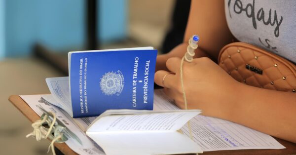 Prefeitura divulga abertura de processo seletivo com 45 vagas ofertando salários de até 15 mil reais em cargos de Tratorista, Auxiliar Administrativo, Eletricista, Enfermeiro e outros