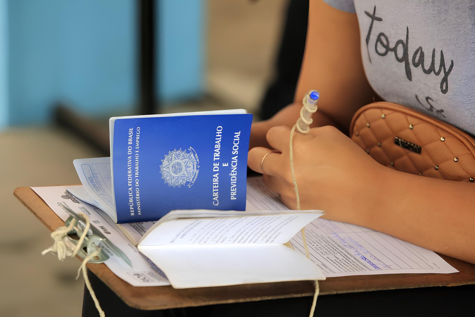 Prefeitura divulga abertura de processo seletivo com 45 vagas ofertando salários de até 15 mil reais em cargos de Tratorista, Auxiliar Administrativo, Eletricista, Enfermeiro e outros