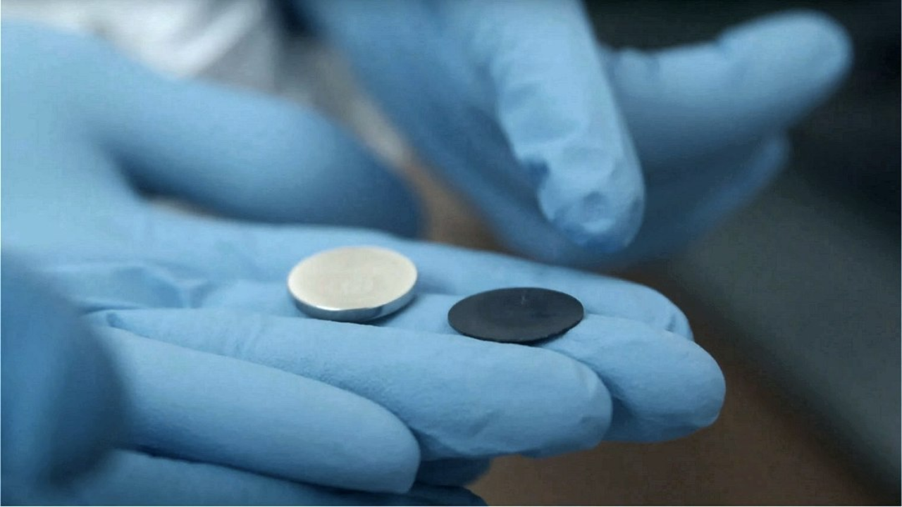 En la imagen, es posible ver una batería común de litio del tipo botón (izquierda) y la batería de diamante y carbono-14 (derecha).