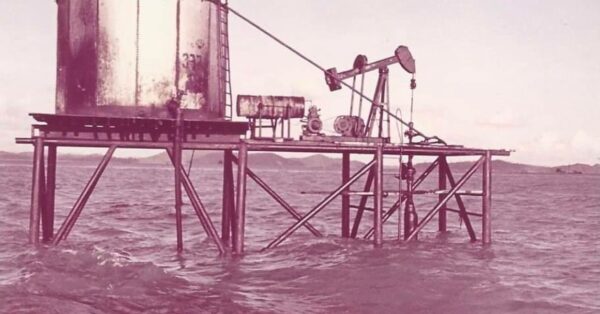 Registro histórico de um cavalo-de-pau offshore em uma plataforma marítima na Bahia, 1968