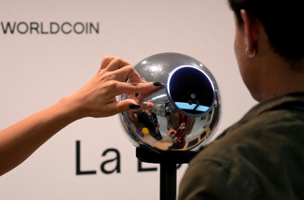 El objeto, conocido como Orb, está equipado con una cámara de alta resolución que captura la imagen de la iris y la transforma en un código numérico único a través de algoritmos criptográficos avanzados. Luego, la imagen es eliminada, quedando solo la secuencia numérica para identificación y verificación del usuario.